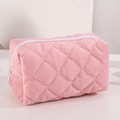 Detailansicht der rosa gesteppten Kosmetiktasche aus Cord mit weichem Rautenmuster und Zipper - Rosa
