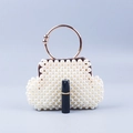 Vue détaillée du sac à main en perles blanches avec poignée anneau en métal or rose - Blanc