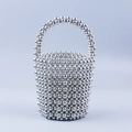 Dettaglio della borsa a secchiello artigianale con perle argentate e sfere di metallo - Argento