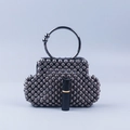 Détail du sac perlé gris foncé avec poignée en métal et rouge à lèvres pour la taille - Gris