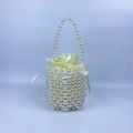 Detalle de bolso saco de perlas hecho a mano con elegante forro interior de satén - Blanco lechoso
