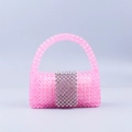 Bolso de cuentas rosa hecho a mano con detalles plateados y elegante asa trenzada - Rosa brillante
