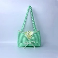 Dettaglio della borsa fatta a mano in perline verde menta con fiocco e sacchetto in seta - verde chiaro