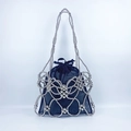 Detalle de bolso de cuentas plateadas con diseño de mariposa tejida y forro de malla negra - Gris Plomo (Gris Plateado)
