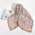 Carré de soie classique blanc et marron à imprimé chaîne rétro posé sur un sac à main - 90*90cm / Lettre E