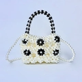 Detalle de mini bolso de cuentas con perlas blancas y flores de acrílico negro - Negro