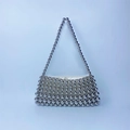 Dettagli della borsa a mano in perline d'argento con perline metalliche e zip di chiusura - Argento