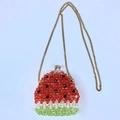Vue détaillée du sac pastèque en perles fait main avec fermoir doré et chaîne métallique - Rouge