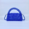 Bolso tipo almohada azul de cuentas acrílicas tejidas con asa y bandolera - Azul