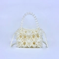Détail d'un sac à main en perles fait main avec motif floral 3D et poignée perlée - Blanc Cassé