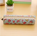 Estuche de lona elegante con lunares azul claro, estampado floral y borde de encaje - Azul claro