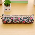 Estuche de lona azul marino con estampado floral y detalles de encaje blanco suave - Azul marino