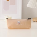 Detalle del estuche de silicona de gato con cremallera en un ambiente de escritorio - Rosa