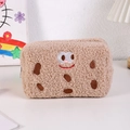Nahaufnahme des Plüsch-Keks-Mäppchens aus flauschiger Lammwolle mit süßer Stickerei - Khaki
