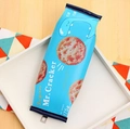 Astuccio blu a forma di pacchetto di biscotti con simpatico motivo di dinosauro - Biscotto