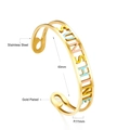Bracelet jonc ouvert en acier doré avec lettres SUNSHINE colorées découpées - Style Sunshine Ajouré Rempli Or (BR92040MG)