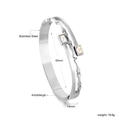 Detailweergave van de roestvrijstalen manchetarmband met rechthoekige zirkonia - Zilveren Golf Zirconia Stijl (BR924802S)