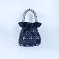 Detail der schwarzen Satin-Handtasche mit schillernden Kristall-Blumenperlen-Dekor - Schwarz