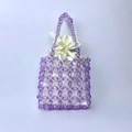 Detalle del bolso de cuentas moradas con bolsa interior de satén en color crema - Violeta Claro