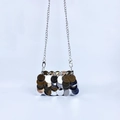Détail du sac à paillettes argentées avec motif écailles et bandoulière en chaîne - Argent