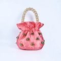 Detail der rosa Satin-Beuteltasche mit Perlen-Fruchtmuster und klarem Perlen-Griff - Pfirsich