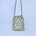 Silberne Perlen-Eimertasche mit hohlem Maschendesign und elfenbeinfarbenem Beutel - Silber