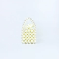 Détail du mini sac en perles blanches tissées main avec pochette intérieure en satin - Blanc laiteux