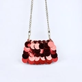 Dettaglio delle paillettes rosse e della catena dorata di questa elegante borsa da sera - Rosso