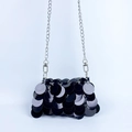Elegante borsa da sera con paillettes nere e tracolla a catena in metallo argento - Nero