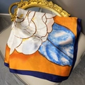 Foulard en soie avec imprimé floral orange et bordure bleue sur chaise beige - Floral Orange Jaune (4# Orange) / 70*70cm