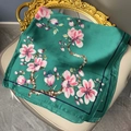 Élégant foulard carré en satin vert foncé avec imprimé floral de magnolia rose et bord bleu - Vert Foncé Magnolia