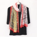 Dettaglio di sciarpa leggera in georgette con stampe di alberi astratti e blocchi di colore - Georgette / Rosso