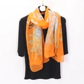 Détail d'une écharpe en mousseline orange avec des motifs de pivoines sur un support - 160*50CM / Orange