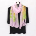 Chiffonschal mit Pfauenblumenmuster und grünen Blättern auf hellrosa Stoff für Damen - 160*50CM / Rosa