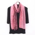 Detailansicht eines rosa Georgette-Schals mit Leopardenmuster auf einer Schaufensterpuppe - Hellrosa Leopard