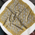 Foulard carré vintage jaune moutarde avec imprimé paisley bleu et blanc au toucher soie - 70x70cm / Or Cachemire