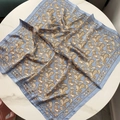 Détail d'un foulard en satin bleu clair avec motifs paisley et symboles célestes - 70x70cm / Bleu Clair Cachemire