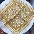 Luxe 70x70cm satijnen vierkante sjaal met gouden barokpatronen en griekse randafwerking - Witte Ketting
