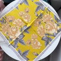 Foulard di seta traspirante giallo con rose arancioni su tavolo bianco - Camelia Dorata