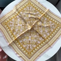 Roze satijnen vierkante sjaal met gouden barokke bloempatronen op marmer - Roze ketting