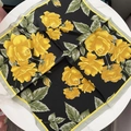 Foulard quadrato 70cm in finta seta traspirante con stampa rose gialle su fondo nero - Camelia Nera