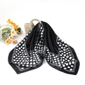 Foulard quadrato in seta satinata a pois con elegante finitura lucida e borsa - 90*90cm / Nero