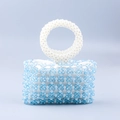 Bolso de mano artesanal con cuentas azul claro y un asa redonda de perlas blancas - Patchwork Azul y Blanco