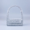 Handgefertigte silberne Perlen-Handtasche mit Klappe und glänzendem Metallic-Finish - Silber