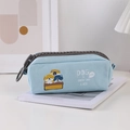 Dettaglio astuccio in tela azzurra con cerniera oversize grigia e motivi a fumetti di cani - DOG IS EVERY DAY LUCK (Blu) / Blu