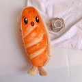 Gedetailleerde close-up van schattige zalm pluche etui met rits en grappig gezicht - Brood
