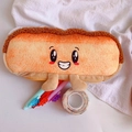 Detail van een schattige pluchen etui in de vorm van toast met 3D-poten en een lachend gezicht - Hotdog