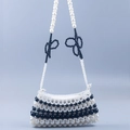 Bolso de mano de perlas blancas y negras hecho a mano con lazos en la correa - Negro
