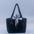 Bolso de mano artesanal de cuentas negras con forro de satén gris y detalle de lazo - Negro