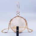 Detail der goldenen kugelförmigen Käfig-Clutch mit Ringgriffen und feiner Kettenriemen - Gold